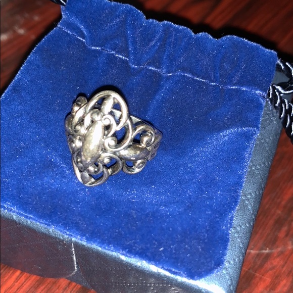Beautiful Sterling Silver Ring - Picture 2 of 9